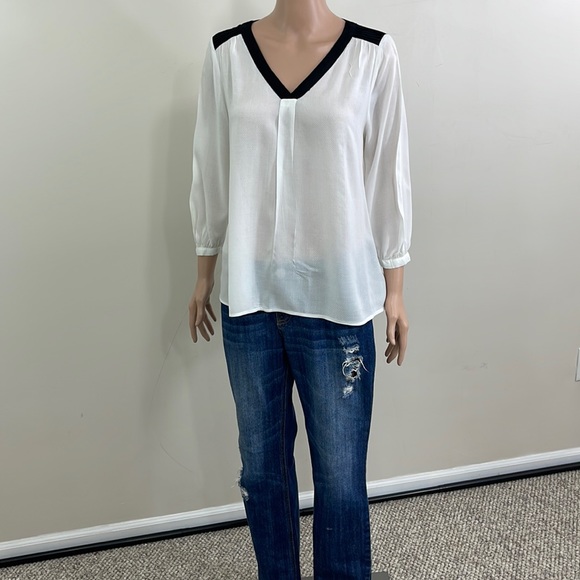 Elle White Pullover Flowy V-Neck Textured Blouse - Picture 7 of 16